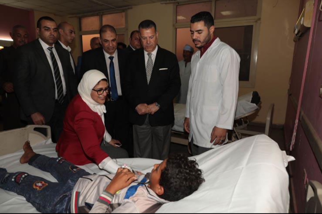 محافظ بني سويف يقوم بزيارة مستشفى الفشن المركزي للإطمئنان علي الحالة الصحية لطلاب مدرسة الجفادون .