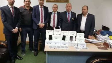 Photo of جمارك مطار برج العرب تحبط تهريب شاشات هواتف محمولة