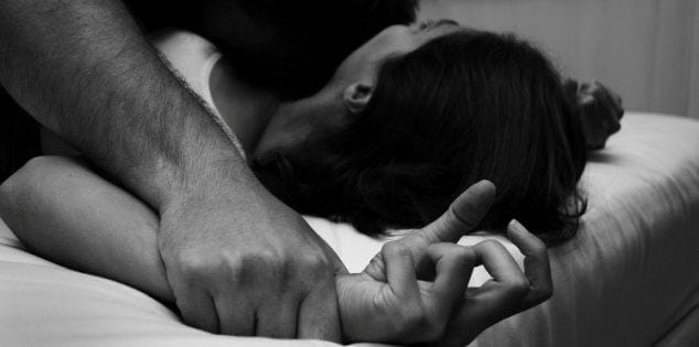 عاشرها وأنجب منها.. إخلاء سبيل عامل متهم باغتصاب فتاة القليوبية