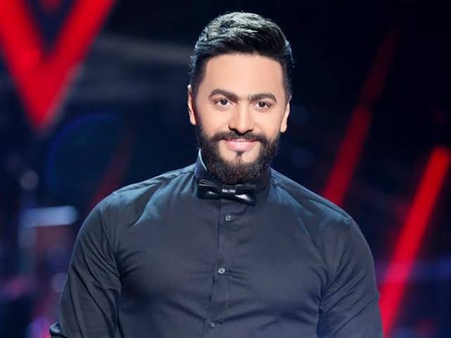 Photo of تامر حسني يحتفل مع جمهوره لدخوله موسوعة چنيس