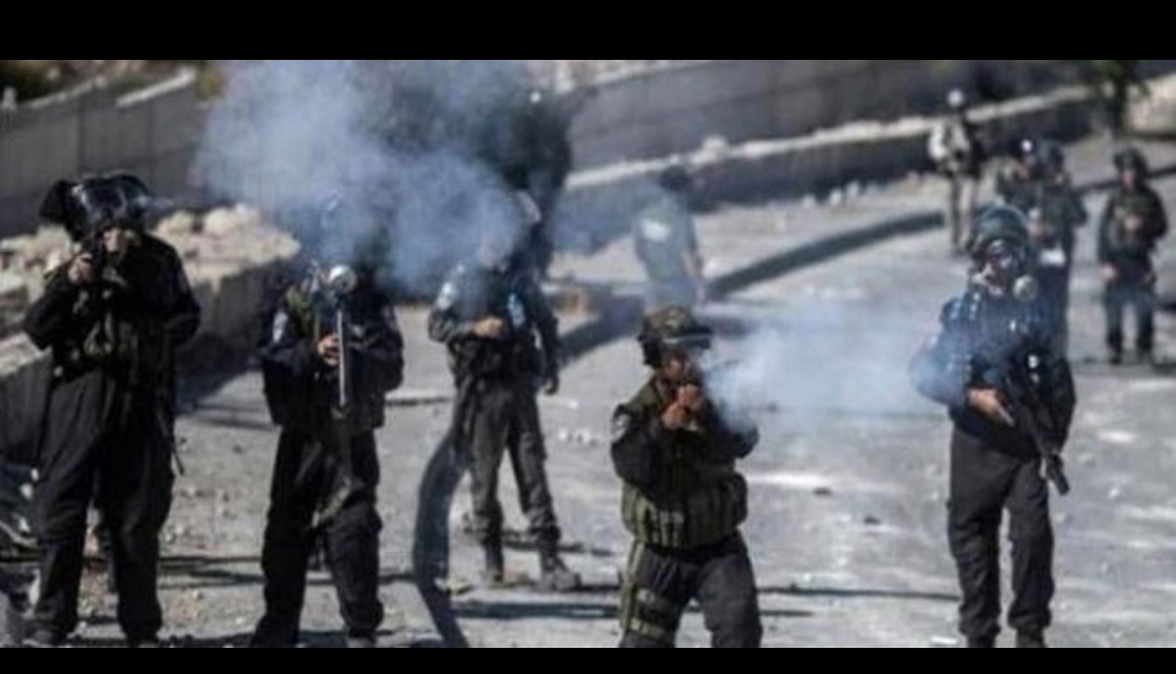 Photo of إصابة عشرات الفلسطينيين بالاختناق جراء اعتداء قوات الاحتلال على مسيرة