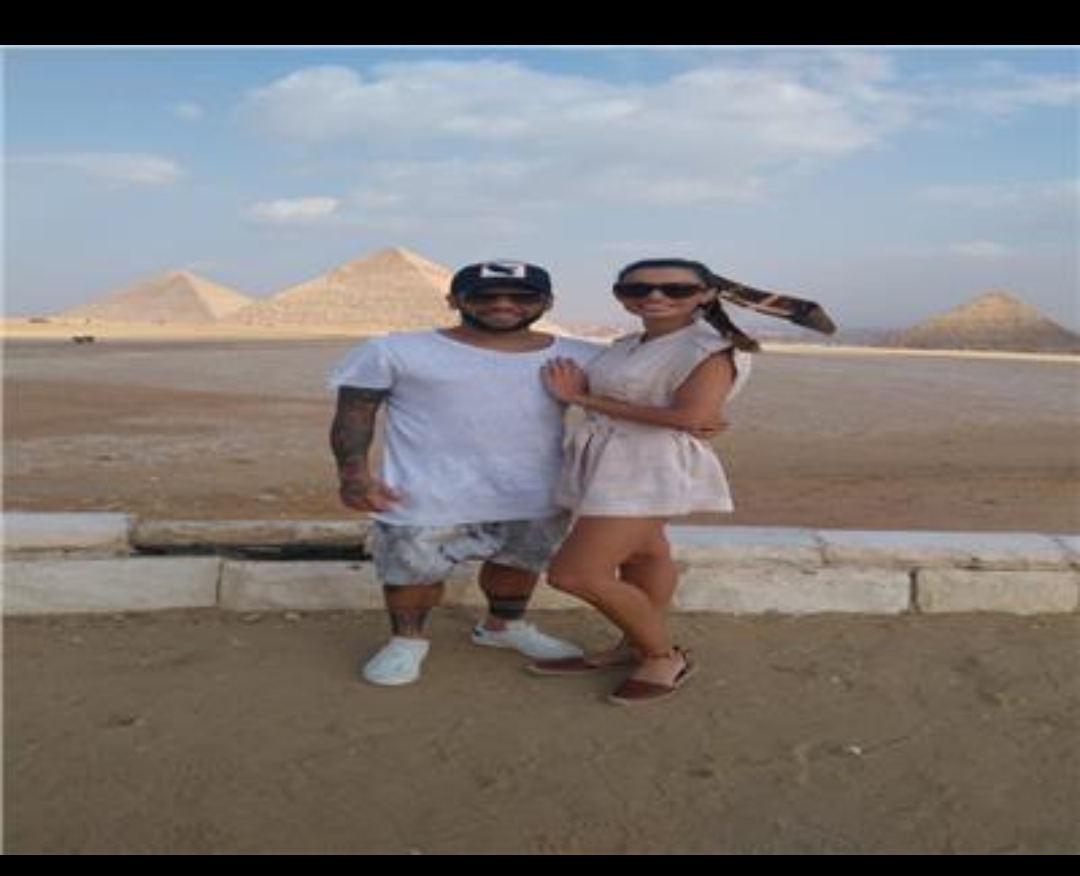 Photo of لاعب الكرة البرازيلي “دانييل الفيس” وزوجته يزوران الأهرامات