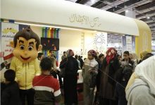 Photo of إقبال كثيف من رواد معرض الكتاب على ركن الفتوى بجناح الأزهر الشريف
