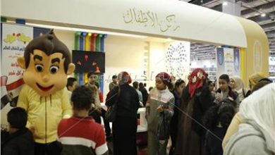 Photo of إقبال كثيف من رواد معرض الكتاب على ركن الفتوى بجناح الأزهر الشريف
