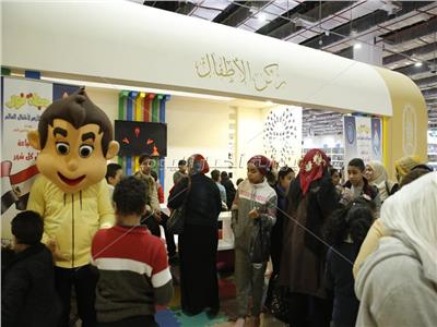 إقبال كثيف من رواد معرض الكتاب على ركن الفتوى بجناح الأزهر الشريف