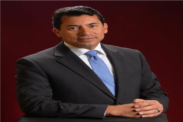 وزير الرياضة يحتفي بمحمد حمزة بعد فوز ببطولة العالم لسلاح الشيش