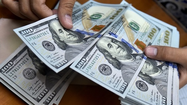 الدولار يتراجع 3 قروش في البنك الأهلي ويسجل 15.76 جنيهًا للشراء