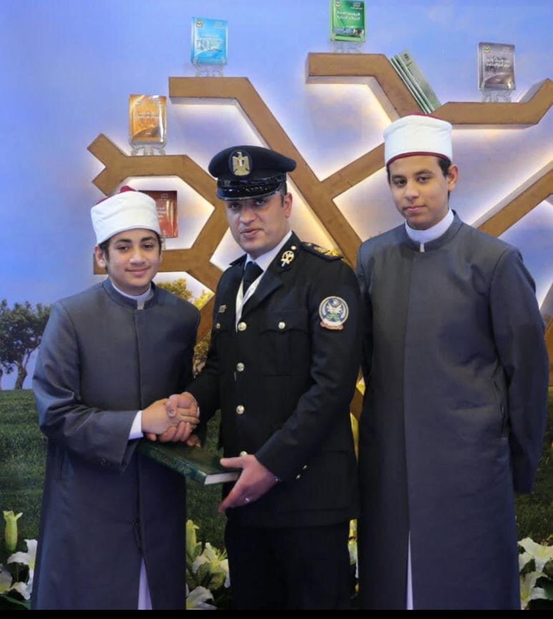 Photo of طلاب الأزهر يهنئون رجال الشرطة بعيدهم في معرض الكتاب