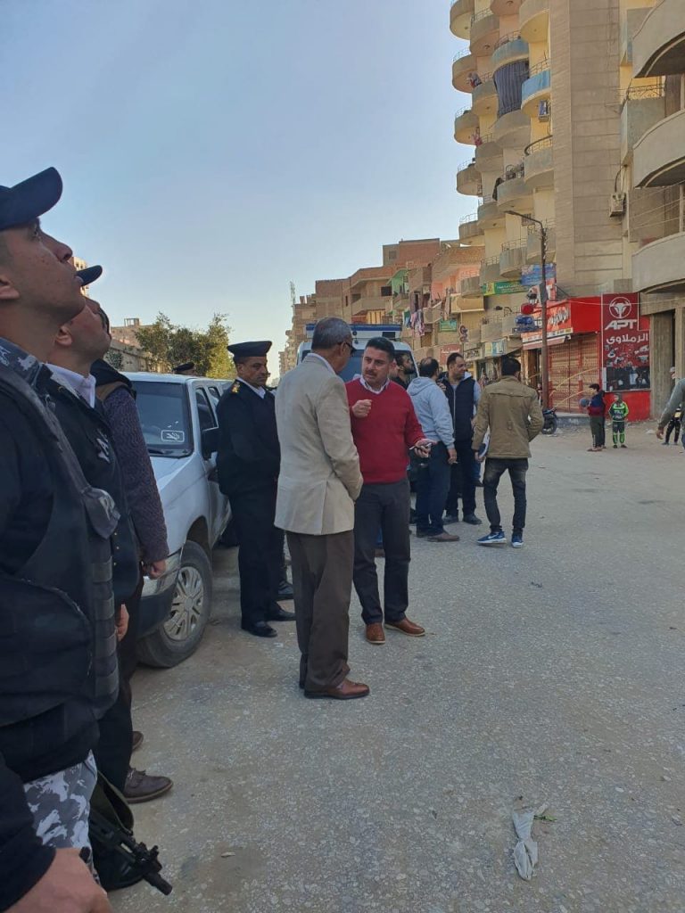 محافظ القليوبية يشرف على أعمال إزالة طوابق مخالفة بأحد الأبراج السكنية بمدينة بنها