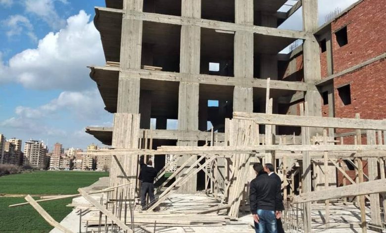 Photo of حملة مكثفة بمدينة بنها برفع الشادة الخشبية لادوار مخالفة للبناء