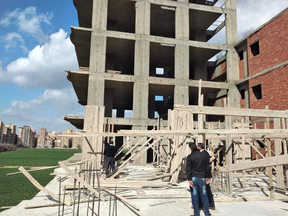 حملة مكثفة بمدينة بنها برفع الشادة الخشبية لادوار مخالفة للبناء