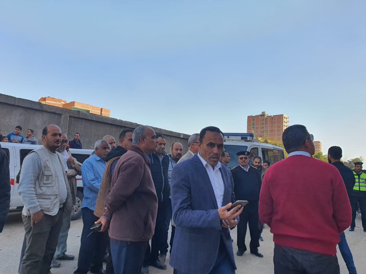 محافظ القليوبية يشرف على أعمال إزالة طوابق مخالفة بأحد الأبراج السكنية بمدينة بنها