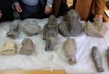 Photo of الآثار: ضبط عملية تصدير ١٦ طردا تحتوي على مجموعة من القطع الأثرية قبل تهريبها