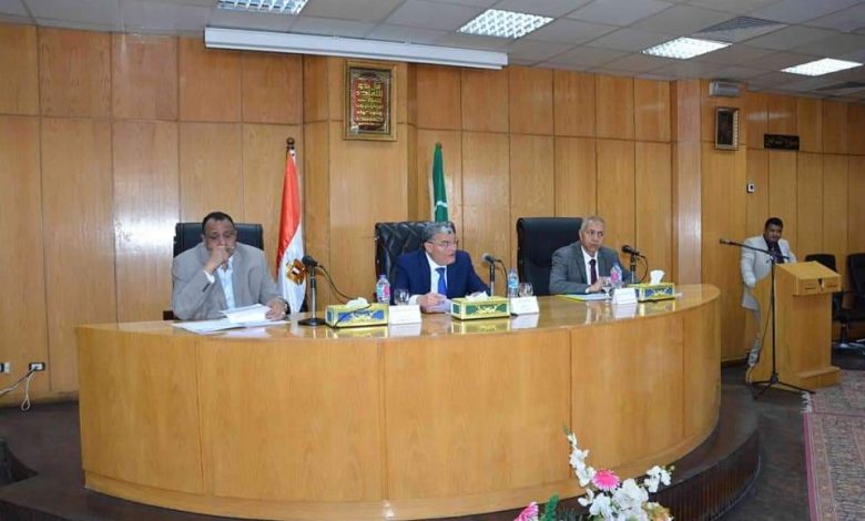 Photo of محافظ المنيا يتابع مع الجهاز التنفيذي إجراءات مواجهة “كورونا”