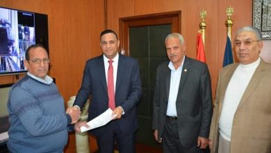 Photo of محافظ الدقهلية يسلم عقود تقنين وضع اليد على أراضي أملاك الدولة لبعض المواطنين