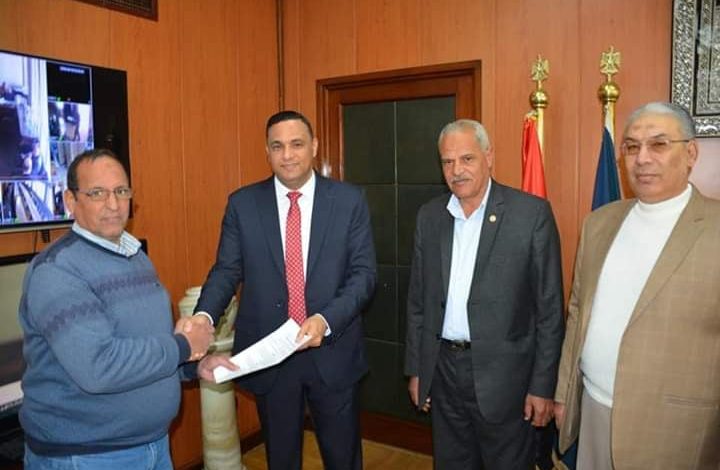 Photo of محافظ الدقهلية يسلم عقود تقنين وضع اليد على أراضي أملاك الدولة لبعض المواطنين