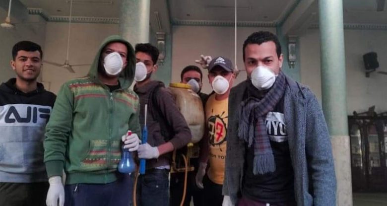 Photo of شباب قرية ميت العطار يعقمون المساجد والشوارع بالمطهرات مجانا..صور