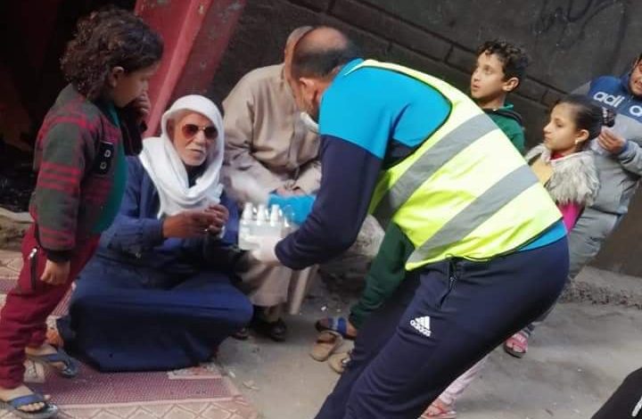 Photo of شباب عزبة البرنس: توزيع مواد مطهرة ل١٠٠أسرة بالمجان