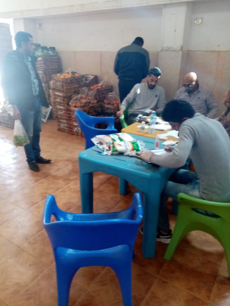 تنظيف وتوزيع الخضار في نادي القناطر
