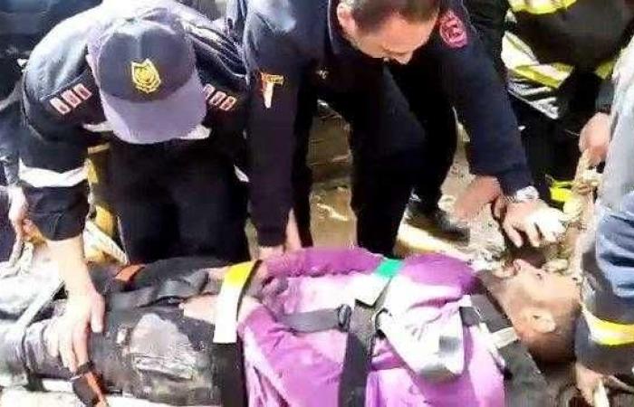 وحدات الإنقاذ بالحماية المدنية بالقاهرة تنجح فى إنقاذ عامل سقط فى بئر صرف صحى بالوايلى