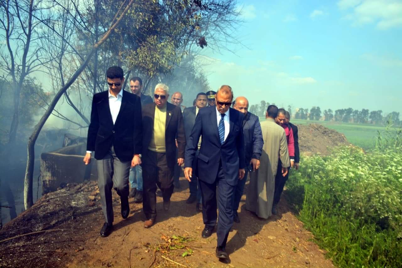 Photo of محافظ القليوبية ومدير الأمن يشرفان علي عملية إطفاء وتبريد حريق نشب بعزبة شرارة بميت عاصم نتيجة تسريب خط سولار