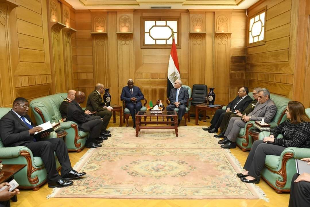Photo of “العصار” يبحث مع رئيس أركان القوات المسلحة الكاميرونية التعاون في مجالات التصنيع العسكري
