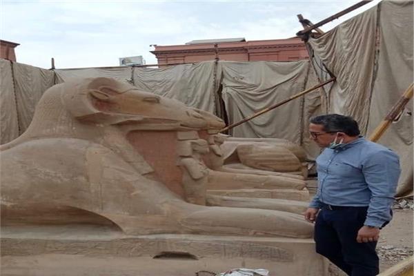 وزير السياحة والآثار يتفقد أعمال ترميم الكباش الأربعة
