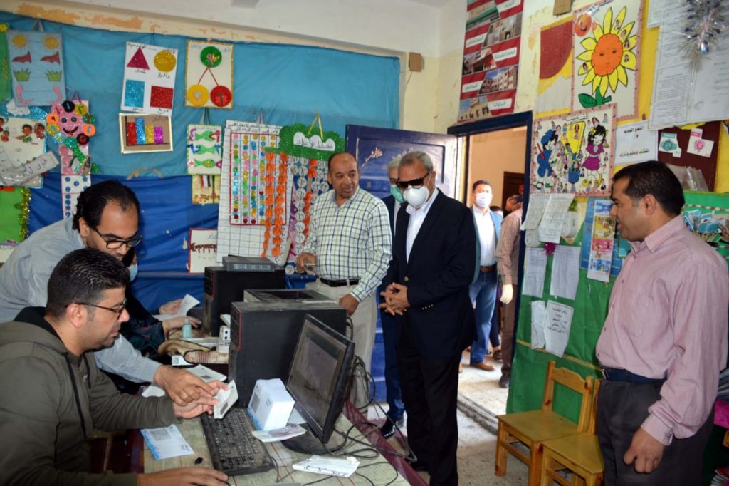 محافظ القليوبية يتابع انتظام مكاتب البريد والمدارس المخصصة لصرف منحة العمالة غير المنتظمة بمدينة بنها