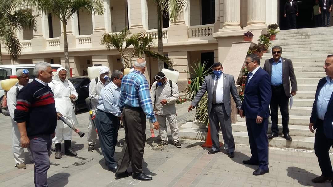 " السعيد " يتابع أعمال تعقيم وتطهير منشآت جامعة بنها..صور
