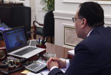 Photo of رئيس الوزراء يعقد اجتماعاً بالفيديو كونفرانس مع رئيس البنك الأوروبى لإعادة الإعمار والتنمية