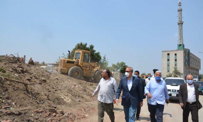Photo of الهجان يتابع اعمال تطوير ورفع كفاءة تطوير الطرق بمنطقة مسطرد والخصوص امام وخلف شركات البترول