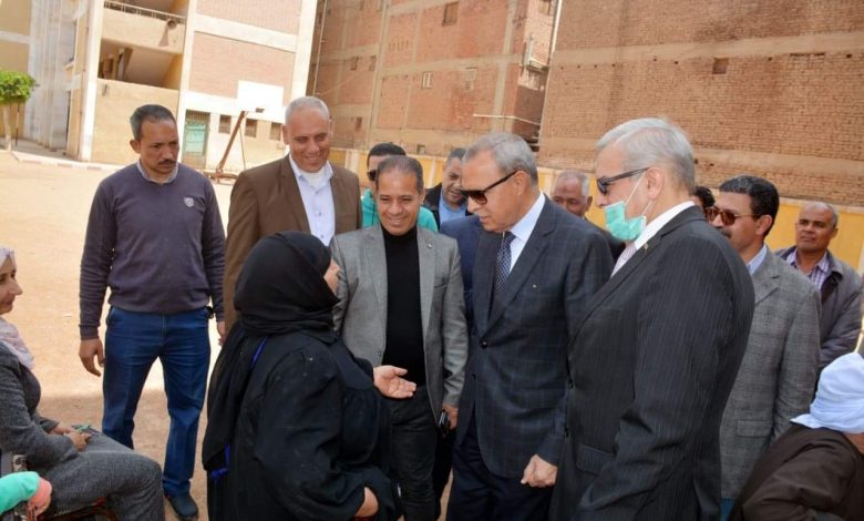 Photo of محافظ القليوبية يتابع “صرف المعاشات” بالمدارس التى خصصت لتكون منافذ للبريد بمدينة بنها