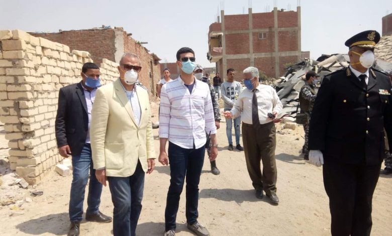 Photo of محافظ القليوبية ينفذ حملة إزالة مكبرة بعزبة الكويتي بالجبل الأصفر بالخانكة بحضور مدير أمن القليوبية وعدد من تشكيلات فرق الأمن وأسفرت الحملة عن إزالة عدد 67 حالة على مساحة 10.440م2