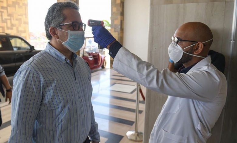 Photo of بالصور…جولة لوزير السياحة و الآثار لتفقد العيادات الطبية بفنادق البحر الأحمر