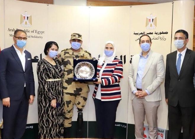 Photo of “وزيرة التضامن الإجتماعي ” تكرم بطل إعلان حملة ” أنت أقوى من المخدرات “