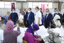 Photo of رئيس الوزراء يتفقد مصنعا للملابس الجاهزة يصنع الملابس الطبية والكمامات