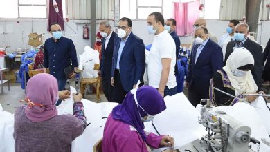 Photo of رئيس الوزراء يتفقد مصنعا للملابس الجاهزة يصنع الملابس الطبية والكمامات