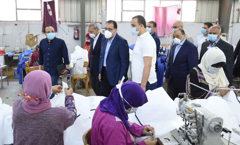Photo of رئيس الوزراء يتفقد مصنعا للملابس الجاهزة يصنع الملابس الطبية والكمامات