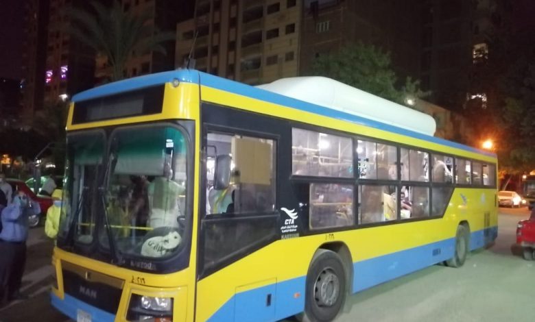 Photo of رئيس جامعة حلوان يستقبل الفوج الأول للعائدين من الخارج.. صور