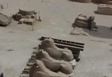 Photo of ترميم تماثيل الكباش الموجودة خلف الصرح الأول بمعبد الكرنك بمدينة الأقصر