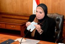 Photo of وزيرة التجارة والصناعة تبحث مع منتجى الملابس الجاهزة تصنيع الكمامات القماش