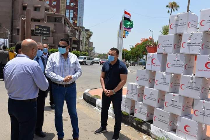محافظ الدقهلية يستقبل فريق الهلال الأحمر ويتفقد مواد التطهير والتعقيم