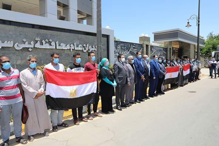 محافظ بنى سويف يستقبل العائدين من ليبيا قبل عودتهم لمسقط رأسهم بكوم الرمل بسمسطا