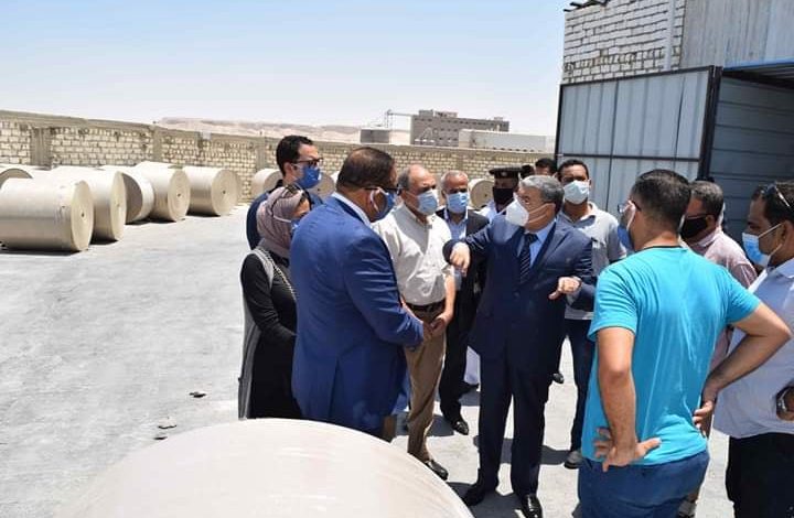 Photo of محافظ المنيا يتفقد أول مصنع لصناعة خام الورق على مستوى الصعيد