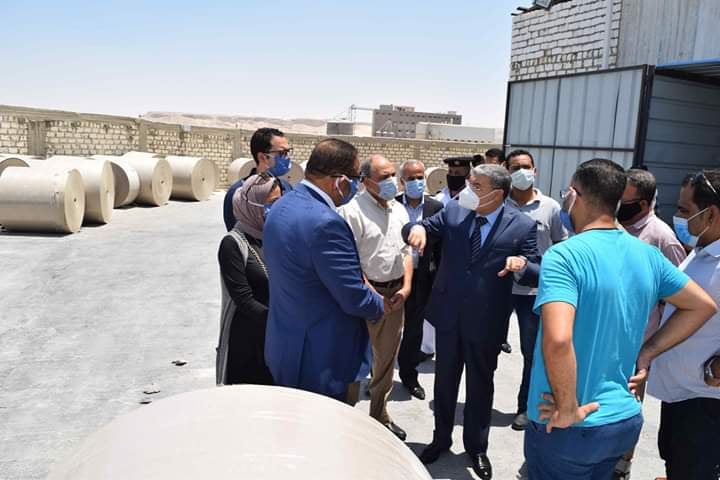 محافظ المنيا يتفقد أول مصنع لصناعة خام الورق على مستوى الصعيد