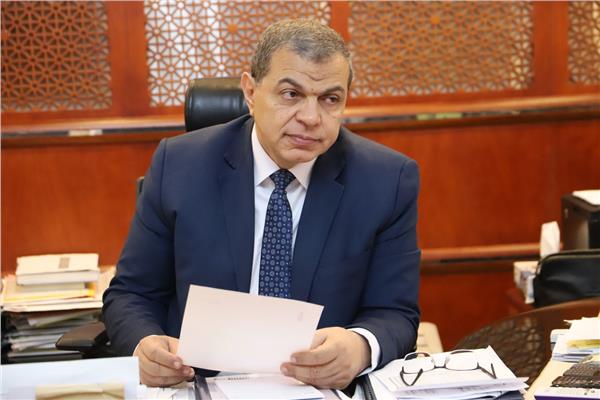 وصول 9 رحلات نقل 1275 عاملا مصريا من العالقين بالكويت