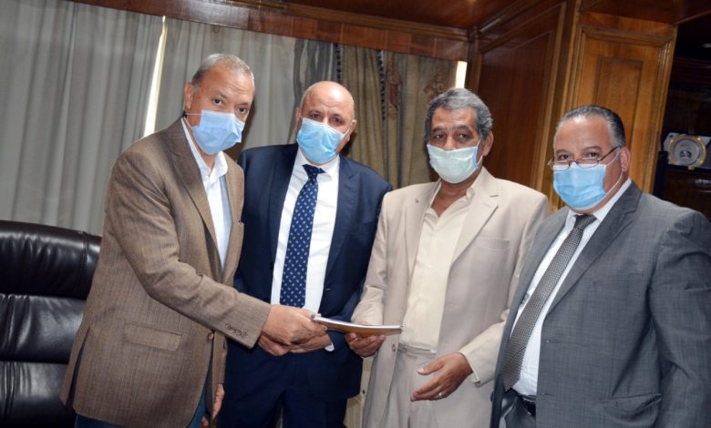 Photo of محافظ القليوبية يوقع عقد اتفاقية مع جهاز المشروعات المتوسطة والصغيرة ومتناهية الصغر لمعالجة أسباب الهجرة غير النظامية