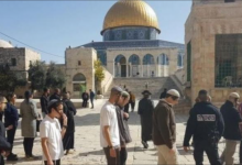 Photo of مستوطنون يقتحمون باحات المسجد الأقصى والاحتلال يهدم مساكن بالخليل