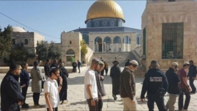 Photo of مستوطنون يقتحمون باحات المسجد الأقصى والاحتلال يهدم مساكن بالخليل