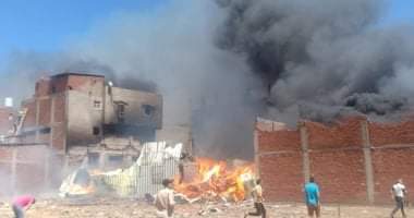 Photo of حريق هائل بمصنع أثاث إمتد إلي 5 ورش ومنازل فى دمياط